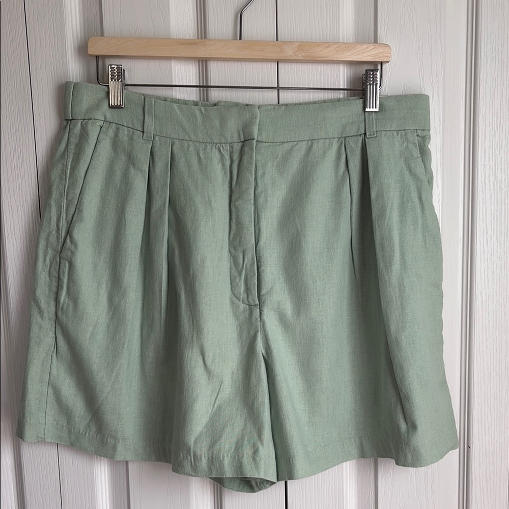 Abercrombie & Fitch Linen Blend High Waisted Pleated Short. Mint Green. Size Lg